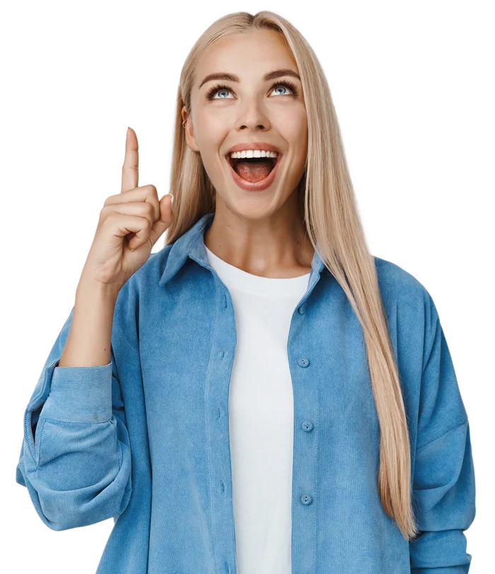 Junge Frau schaut und zeigt mit ihrem Zeigefinger nach oben (Richtung Text)