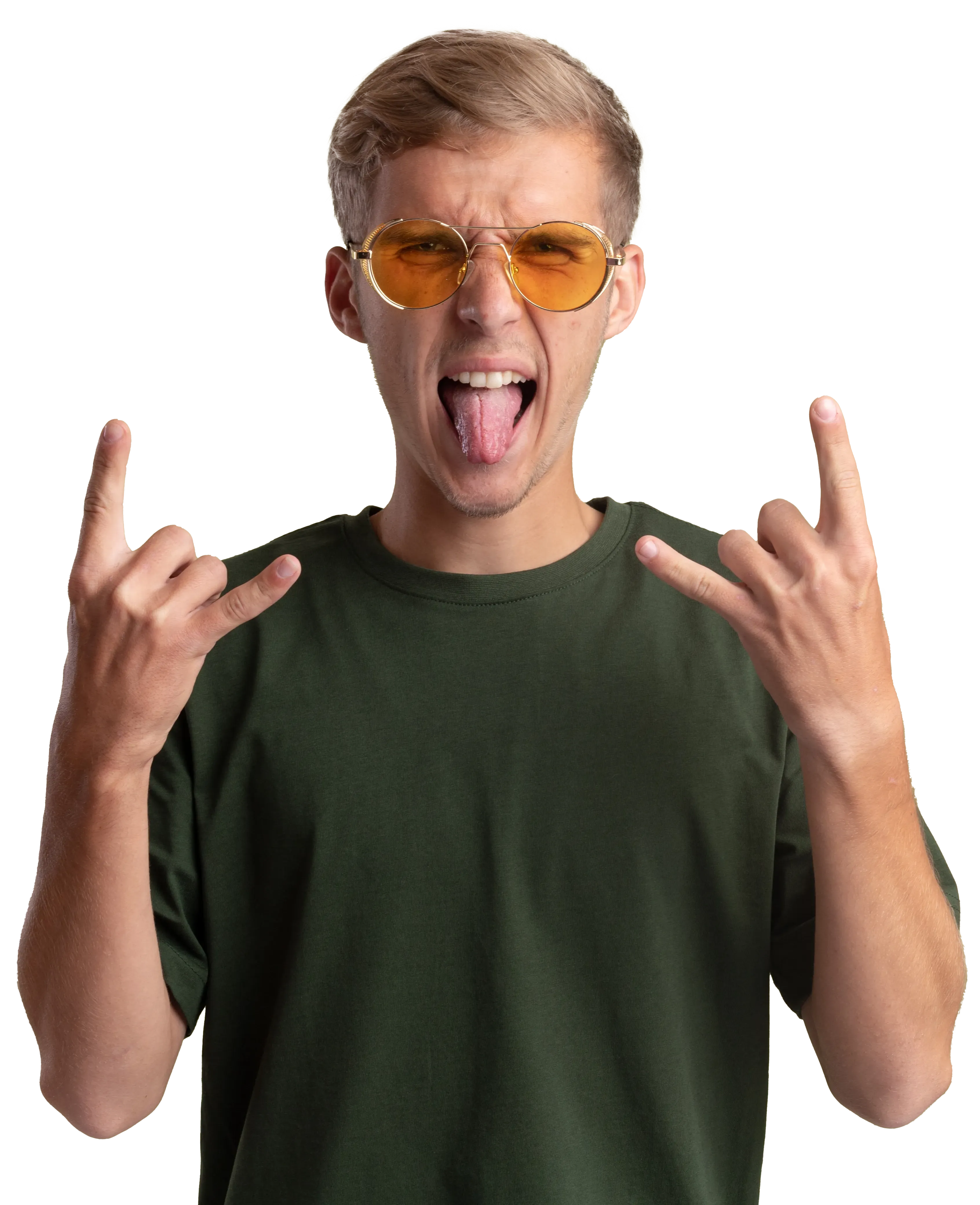 Junger Mann zeigt Zunge und zeigt mit beiden Häden die Pommesgabel